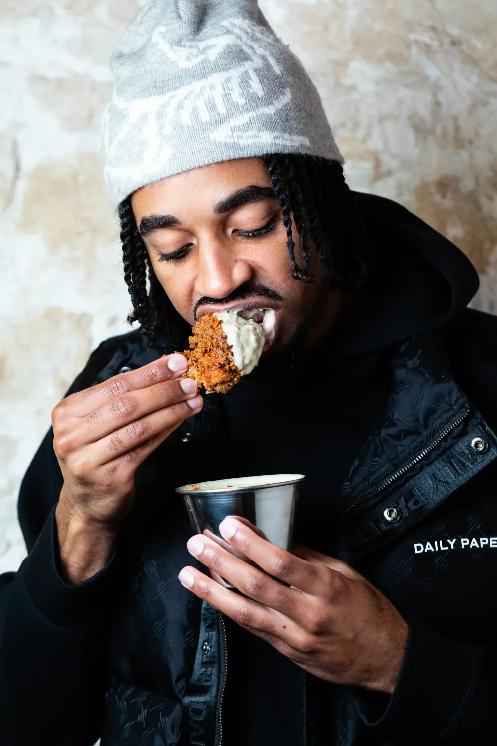 Client CRISPY SOUL trempant un tender dans une sauce maison, esprit street food US