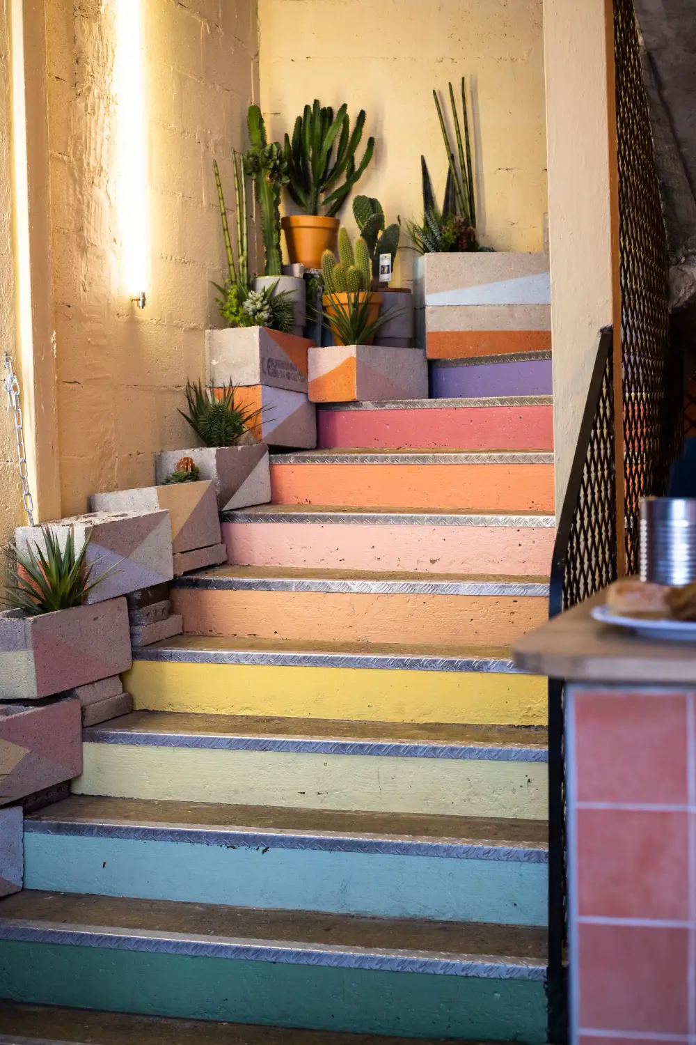 Escalier multicolore street art de l'ambiance resto CRISPY SOUL, couleurs vives et énergie de la rue