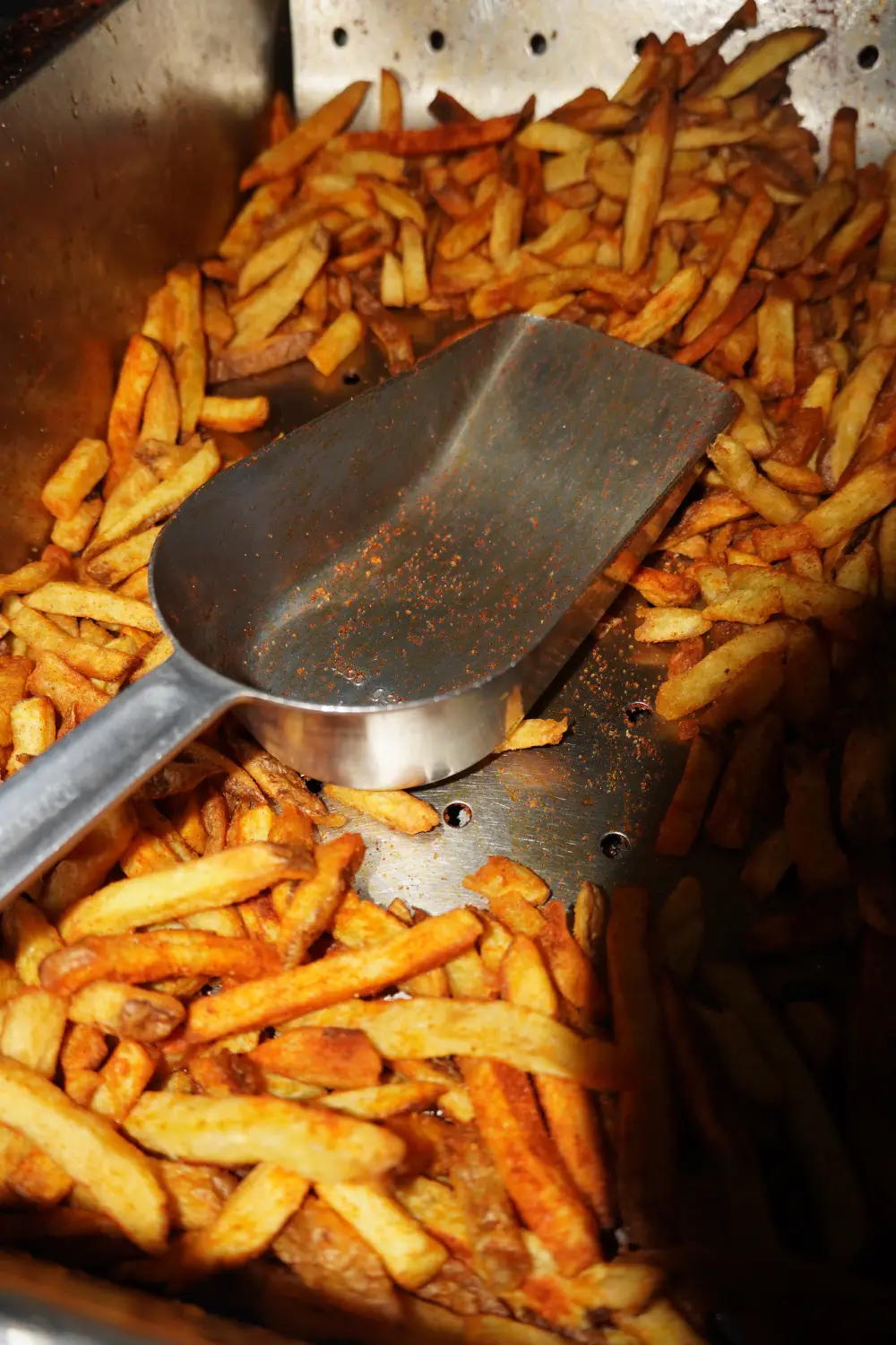 Poulet frit minute qui plonge dans l'huile chaude d'une friteuse CRISPY SOUL