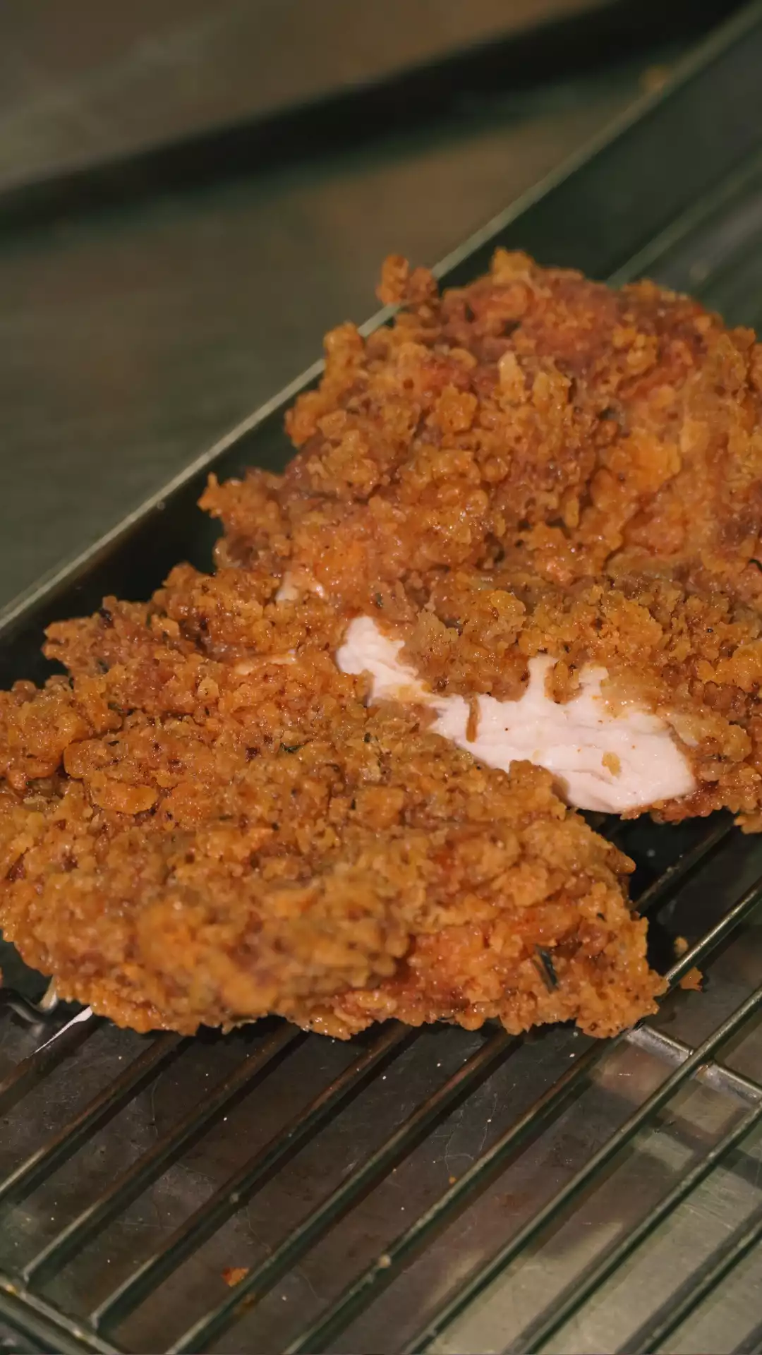 Coupe d'un poulet frit minute montrant la panure croustillante et la viande juteuse CRISPY SOUL