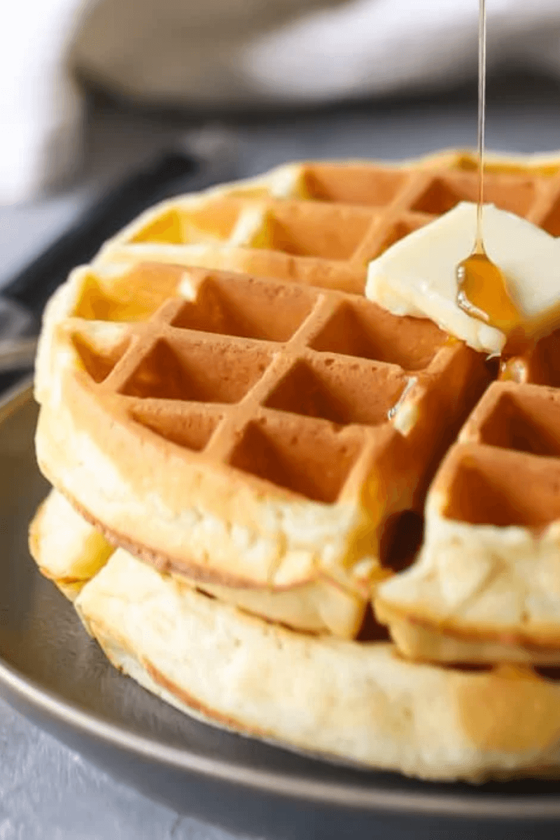 Citronnade maison fraîche servie avec une gaufre artisanale CRISPY SOUL au sucre de canne