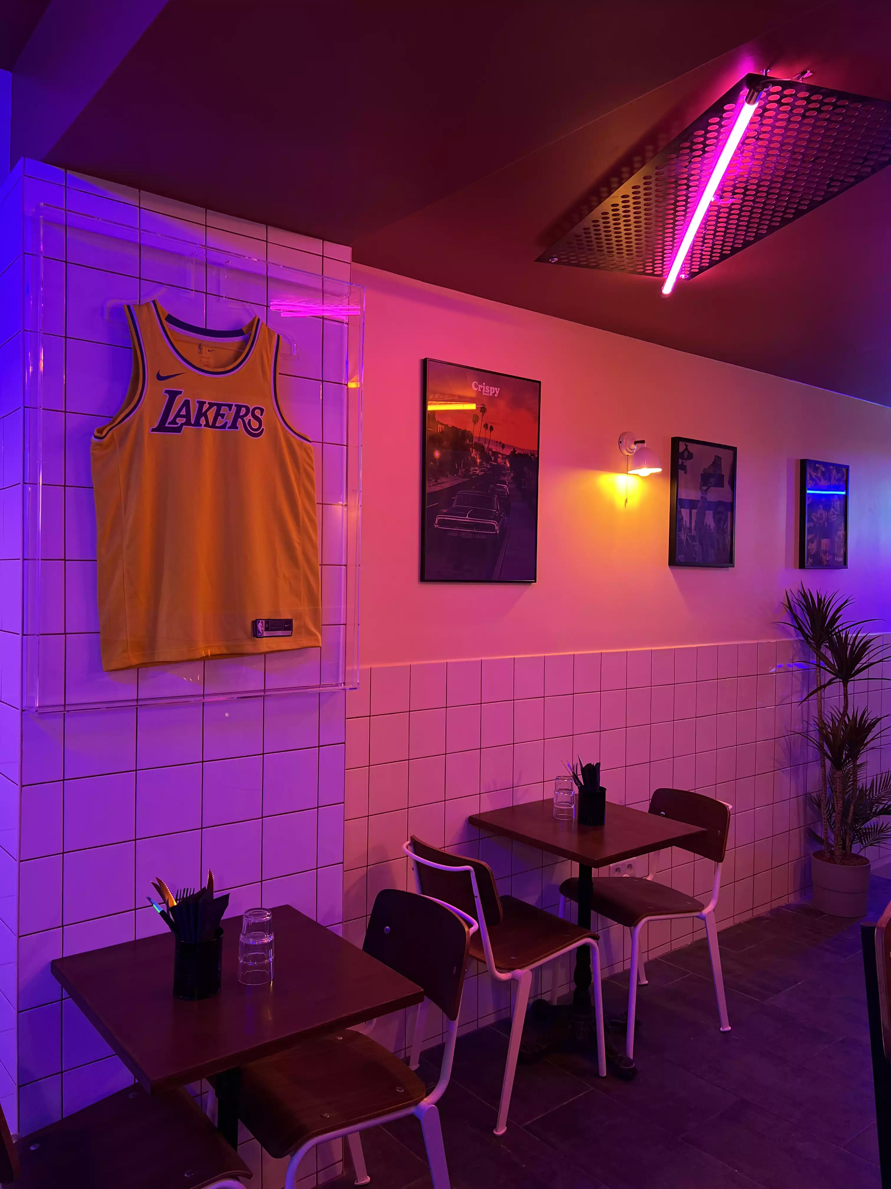 Salle CRISPY SOUL néons et déco basket, spot de fried chicken près de Confluence à Lyon