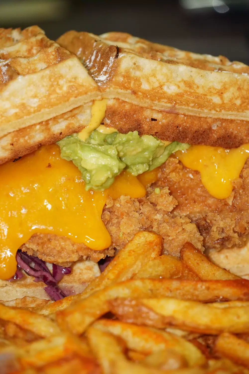 Gros plan sur un waffle burger CRISPY SOUL, spécialité à goûter près de Confluence à Lyon